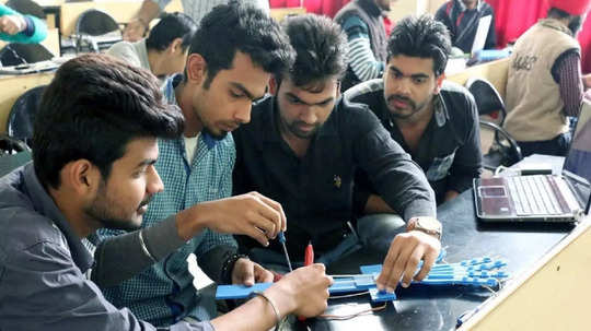 Engineering admission: 'लाडक्या बहिणीं'मुळे भावांचे प्रवेश रखडले! प्रमाणपत्रांना विलंब, महाविद्यालयांचे दरवाजे बंद