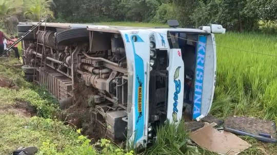 Sindhudurg Accident: चाकरमान्यांना घेऊन निघालेली बस भात शेतीत उलटली, ६० प्रवाशांना धडकी भरली, अन् मग...