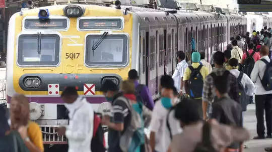 Mumbai Local: ज्येष्ठांचा रेल्वेप्रवास सुखकर; मध्य रेल्वेवर राखीव डबा असलेली पहिली लोकल डिसेंबरअखेर