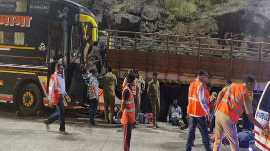 Expressway Accident: भरधाव बस चालकाचं नियंत्रण सुटलं, उभ्या ट्रकला जोरदार धडक; ८ जण गंभीर जखमी