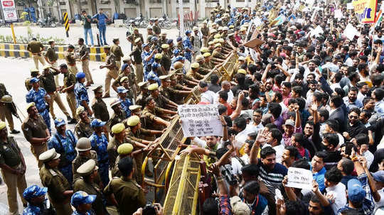 UPPSC: उत्तर प्रदेशात विद्यार्थी उतरले रस्त्यावर; 'यूपीपीएससी'च्या मुख्यालयाला घेराव घालून आंदोलन, नेमकं प्रकरण काय?