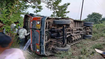 रस्त्याचा अंदाज न आल्याने विद्यार्थ्यांना नेणारी बस पलटली, हात-पायाची हाडं मोडली, डोक्याला गंभीर दुखापत