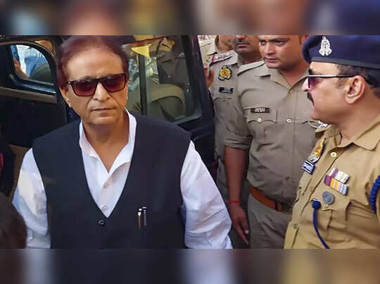 आजम खान से मिलने पहुंचे अब्दुल्ला: ईद से पहले 19 महीने बाद हुई मुलाकात