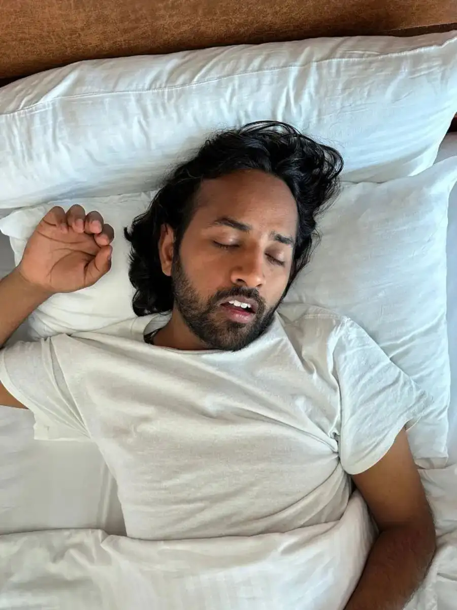నిద్ర తొందరగా పట్టాలంటే పాలలో ఇవి కలిపి తాగండి! | TeluguSamayam