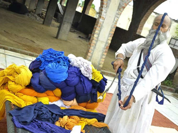 यह शख्स पहनता है 45 किलो की पगड़ी - Avtar Singh Mauni wears the world's heaviest and longest turban - Navbharat Times