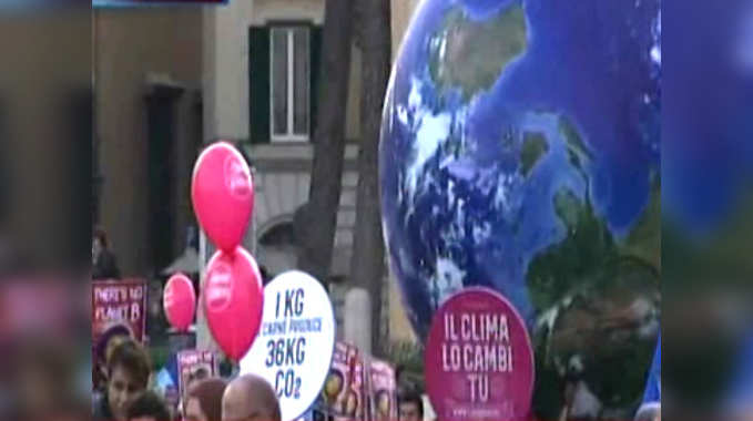 रोम: हजारों की तादाद में जलवायु परिवर्तन के खिलाफ लोगों की रैली 