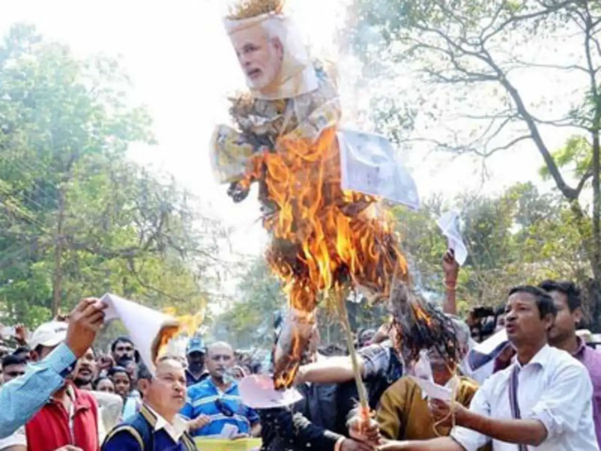 पीएम मोदी का पुतला फूंकते हुए झुलसे कांग्रेस के कई कार्यकर्ता - congress  protesters injured while trying to burn effigy of PM Narendra Modi in  Shimla | Navbharat Times