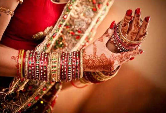 तो इसलिए पहनी जाती हैं हरे रंग की चूड़ियां - various reasons why women wear  bangles - Navbharat Times