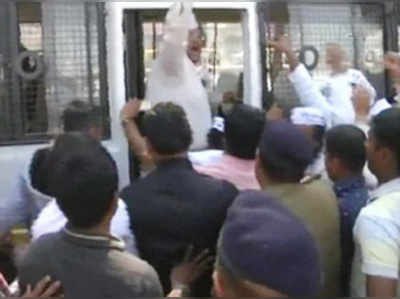 गुजरात CM की बेटी के खिलाफ आम आदमी पार्टी का विरोध प्रदर्शन 