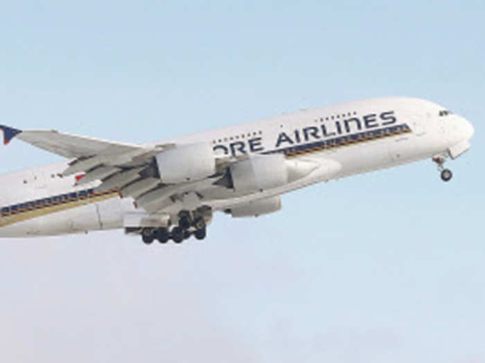 दिल्ली से सिंगापुर जा रहे यात्री की विमान में मौत