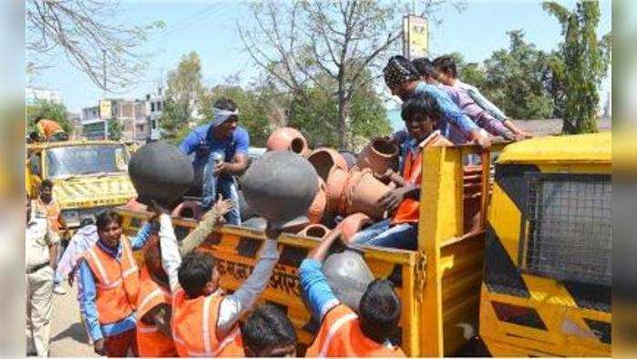 मंदिर रस्त्यावरील अतिक्रमण हटवले