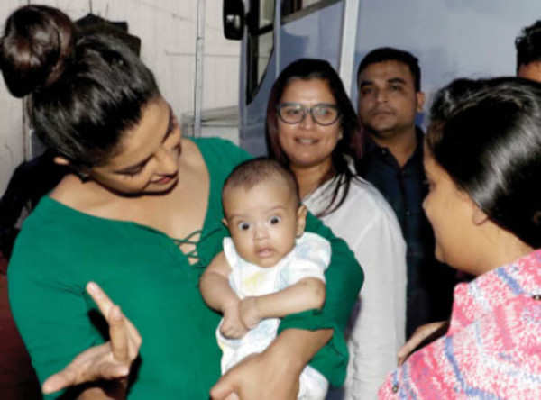 Priyankas plays with Salmans little nephew Ahil