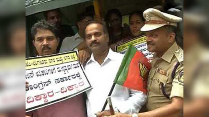 पुलिस अफसर सुसाइड केस: कर्नाटक सरकार के खिलाफ प्रदर्शन के बाद बीजेपी नेता गिरफ्तार 