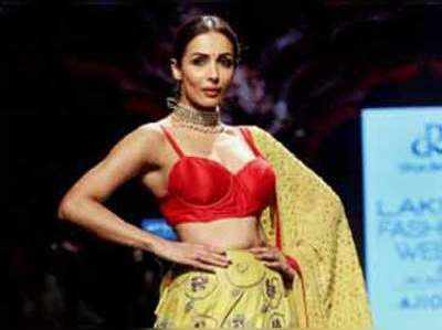 लैक्मे फैशन वीक: मलाइका अरोड़ा ने रैंप पर दिखाए अपने जलवे 