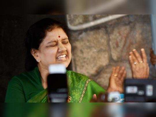 சச கல உச சக கட ட பயத த ல க வத த ர வ ர ந த சச கல Sasikala Going To Kuvaththur Samayam Tamil