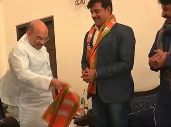 ravi kishan joins bjp in presence of amit shah