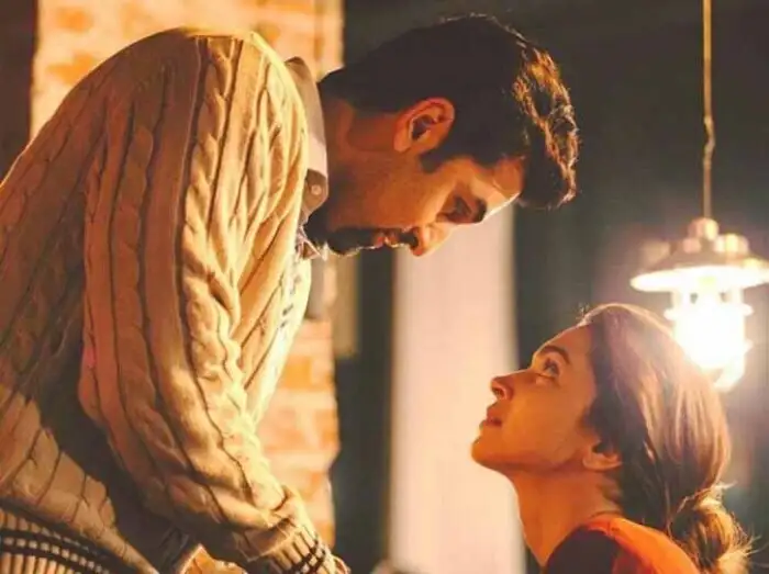 flirting: महिलाएं करती हैं फ्लर्ट की शुरुआत! - women are the first who  start to flirt! | Navbharat Times