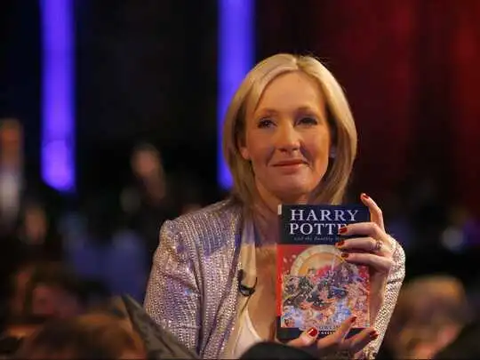 ஜே.கே.ரவுலிங் வாழ்க்கை வரலாறு: harry potter author jk rowling's life history | Samayam Tamil Photogallery
