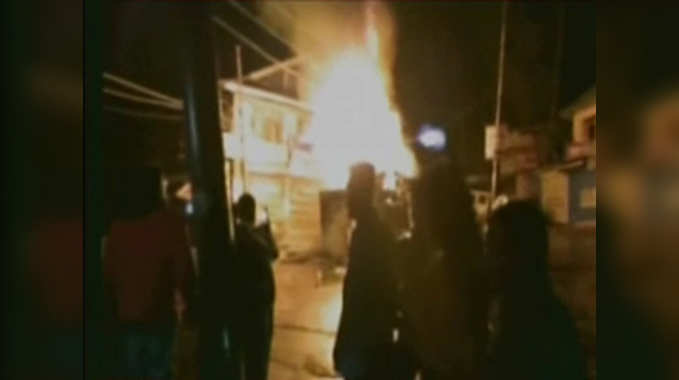 विडियो: जम्मू कश्मीर में भीड़ ने सीआरपीएफ की गाड़ी को आग लगाई 