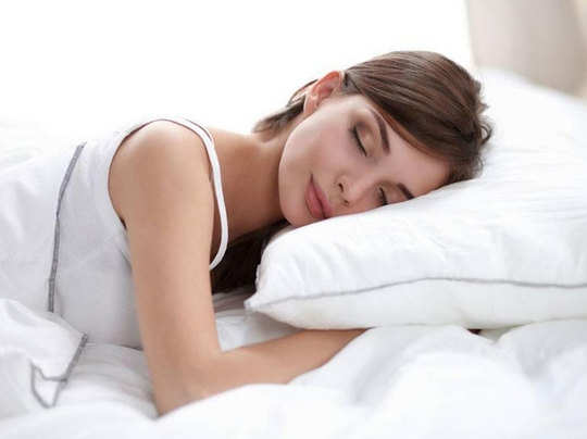 सुकून की नींद चाहिए तो अपनाएं ये वास्तु टिप्स - vastu tips for sound sleep  - Navbharat Times