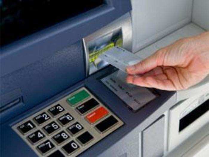 મોટી બેન્કોએ નવાં ATMs શરૂ કરવાની ઝડપ ઘટાડી