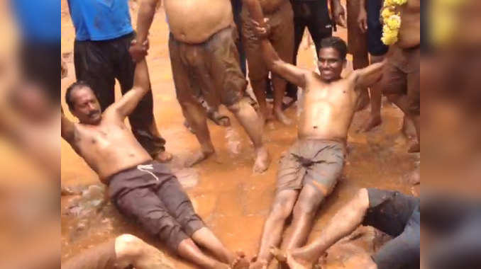 गोवा: कृष्ण भक्तों ने मिट्टी में खेल कर मनाया चिकल कालो त्यौहार 