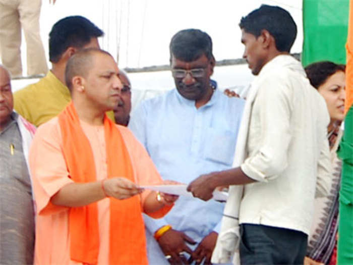 CM ने बाढ़ प्रभावितों को चेक भी दिए