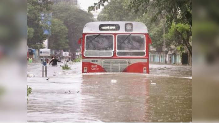 मध्य आणि पश्चिम रेल्वे धीम्यागतीनं सुरू