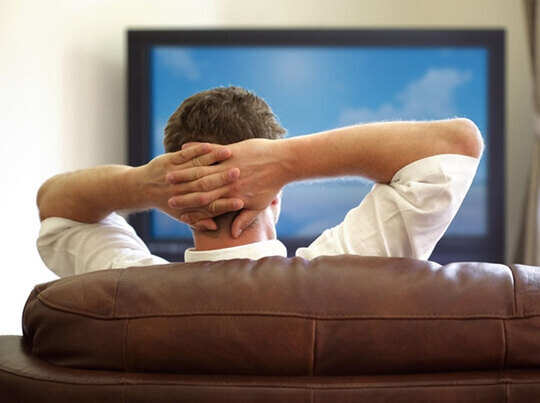 watching tv: देर तक बैठकर टीवी देखना सेहत के लिए हानिकारक - why watching television for prolonged hours is dangerous | Navbharat Times