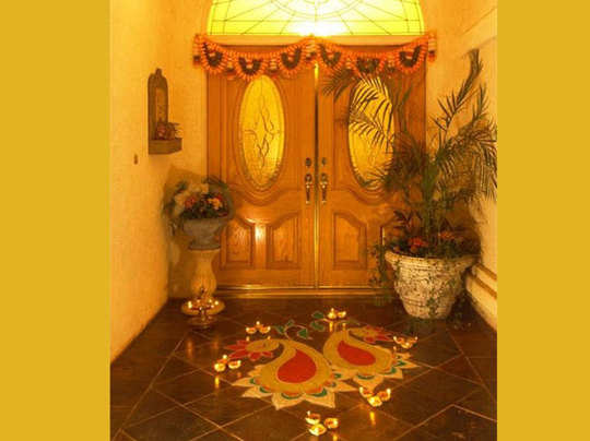 diwali main door decoration, घर के मुख्य द्वार से आती हैं माता  लक्ष्मी,जानें कैसी हो उसकी बनावट - main door design according to diwali  festival - Navbharat Times
