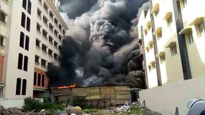 विजयवाड़ा: कपड़े की दुकान में लगी आग, लाखों का नुकसान 