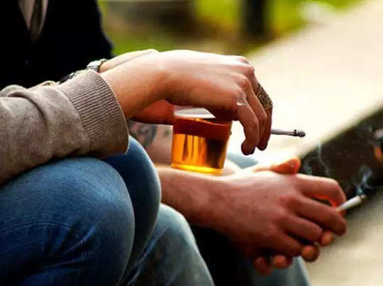 drinking alcohol: 'शराब और सिगरेट का अधिक सेवन आपको समय से पहले बना सकता है  बूढ़ा' - excessive drinking and smoking can make you age before time |  Navbharat Times