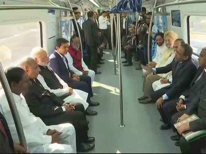 हैदराबाद मेट्रो की सवारी करते पीएम मोदी और तेलंगाना के सीएम चंद्रशेखर राव