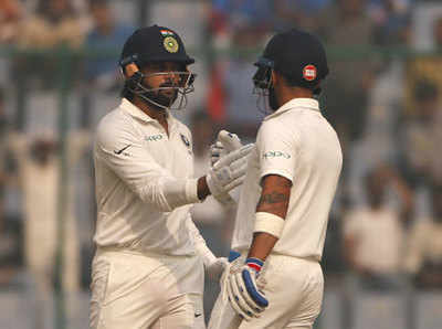 दिल्ली टेस्ट: विराट कोहली और मुरली विजय मेहमान गेंदबाजों पर जमकर बरसे 