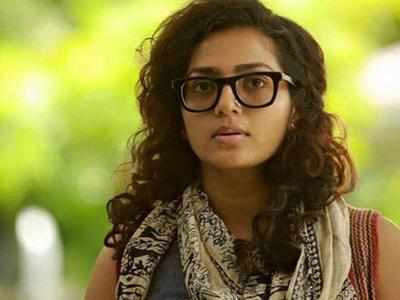 मलयालम अभिनेत्री पार्वती ने साइबर अटैक का दिया जवाब 
