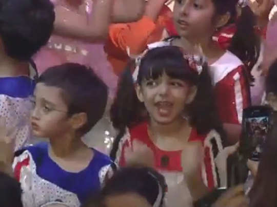 आराध्या बच्चन ने आमिर के बेटे आजाद संग स्कूल फंक्शन में किया डांस 