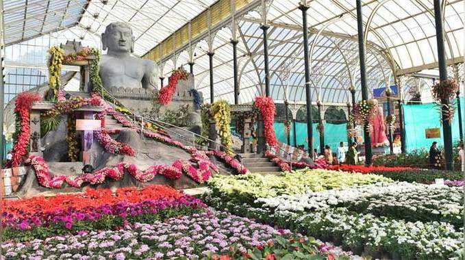बेंगलुरु: भगवान बाहुबली की प्रतिकृति बनी पुष्प प्रदर्शनी का मुख्य आकर्षण 