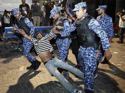 मालदीव संकट: दो भारतीय पत्रकार गिरफ्तार, एएफपी में करते थे काम 