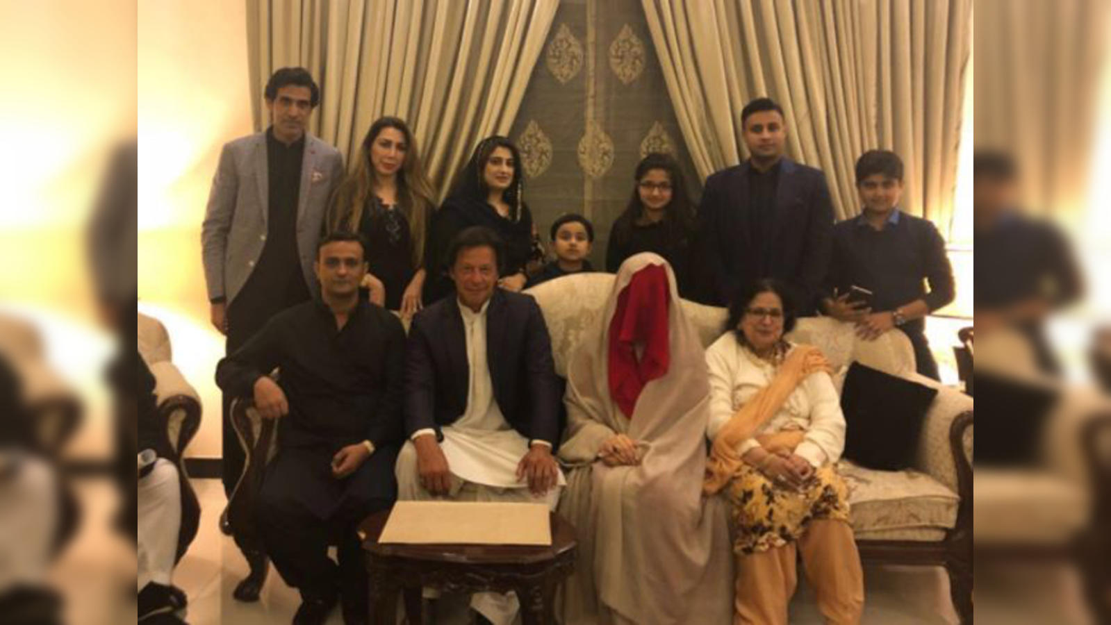 Imran Khan प र व क र क टर और प क स त न तहर क ए इ स फ क च फ इमर न ख न न क त सर श द Former Pakistani Cricketer Imran Khan Ties The Knot For A Third Time Navbharat Times