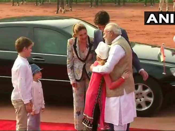 modi-hugs2