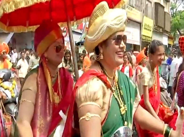 Gudi Padwa व ड य प शव ई ठ ठ म ग ड पड व मन न पह च मह ल ए Women Ride Two Wheelers Wearing Traditional Maharashtrian Sarees In Mumbai S Girgaon During Gudipadwa Navbharat Times