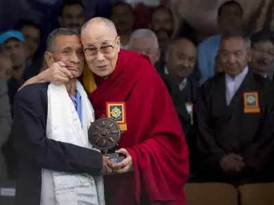 60 साल पहले भारत आने पर सुरक्षा देने वाले जवान से दोबारा मिलकर भावुक हुए दलाई लामा 