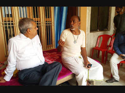 CWG: पूनम के माता-पिता को बधाई देने पहुंचे वाराणसी डीएम योगेश्वर राम मिश्रा 