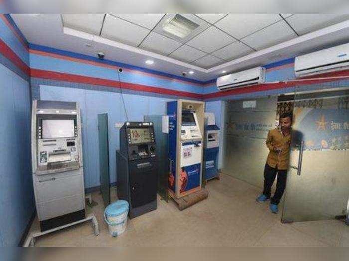 ડિજિટલ ઇકોનોમી માટેના દબાણથી ATM ખાલી