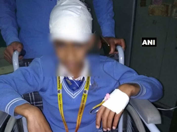 Stone Pelting In Srinagar Stones Pelted On A School Bus In Jammu And Kashmir One Student Injured कश म र म पत थरब ज न अब स क ल ज रह म स म क बन य न श न Navbharat Times