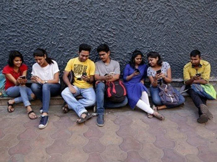 Smartphone 1 द न म 8 घ ट स ज य द म ब इल य ज करत ह क ल ज स ट ड ट स अध ययन A Study Claims That College Students Use Mobile Phone For More Than 8 Hours A Day Navbharat Times