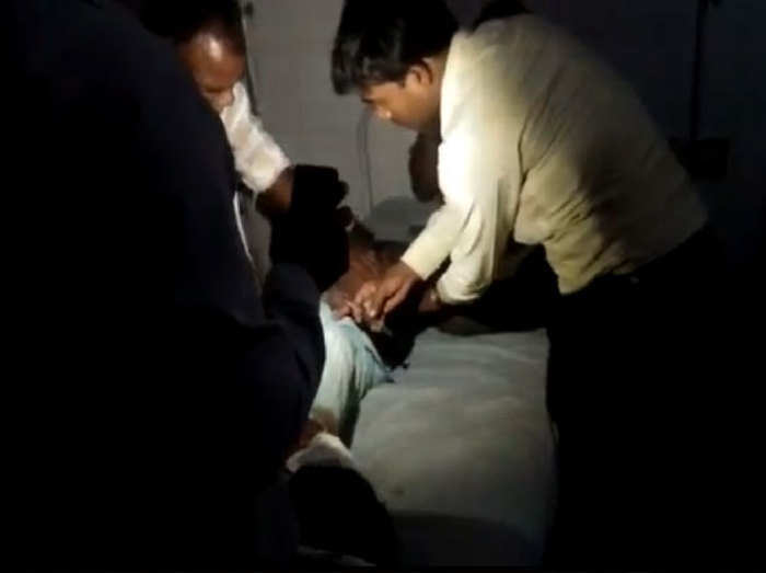 treatment in dark: सरकारी अस्पताल में मोबाइल टॉर्च की रोशनी में हुआ घायल का  इलाज - injured man treated in the light of mobile torch in government  hospital | Navbharat Times