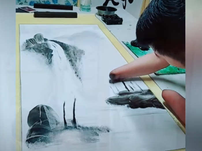 Amazing Chinese Painter ब न ह थ क प ट ग कर यह व यक त बन ऑनल इन स ट र Viral Story Of Chinese Painter Proves That You Do Not Need Hands To Create Art Navbharat Times