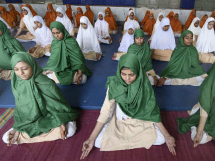 Internation yoga day: योग बेहतरीन चीज, मजहब से जोड़कर न देखा जाए: मुस्लिम  धर्मगुरु - muslim cleric said not link yogo to any religion | Navbharat  Times