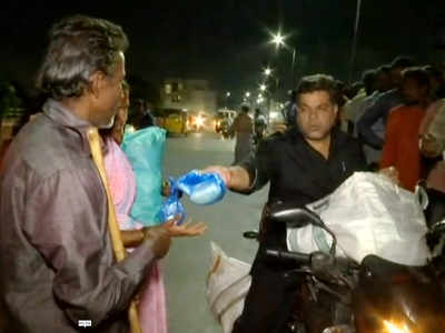 मानवता से बड़ा कोई धर्म नहीं: हैदराबाद का एक शख्स गरीबों को दे रहा भोजन 